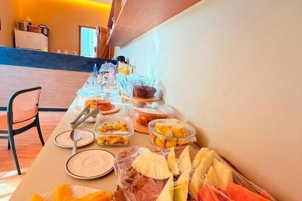 Café da manhã com buffet grátis todos os dias