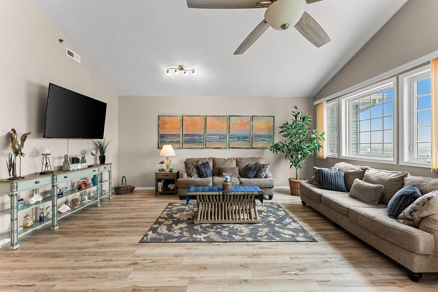 Top-floor Coastal Condo With Pool, Private Deck & Walk To The Beach - Wildwood Crest, NJ