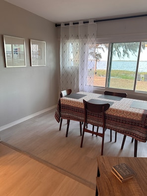 Dining - Charming Lakefront 2-bedroom cottage with AC and boat dock in Fruitland Park (Fruitland Park)