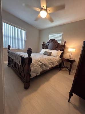 2 bedrooms, WiFi, bed sheets - Charming Lakefront 2-bedroom cottage with AC and boat dock in Fruitland Park (Fruitland Park)