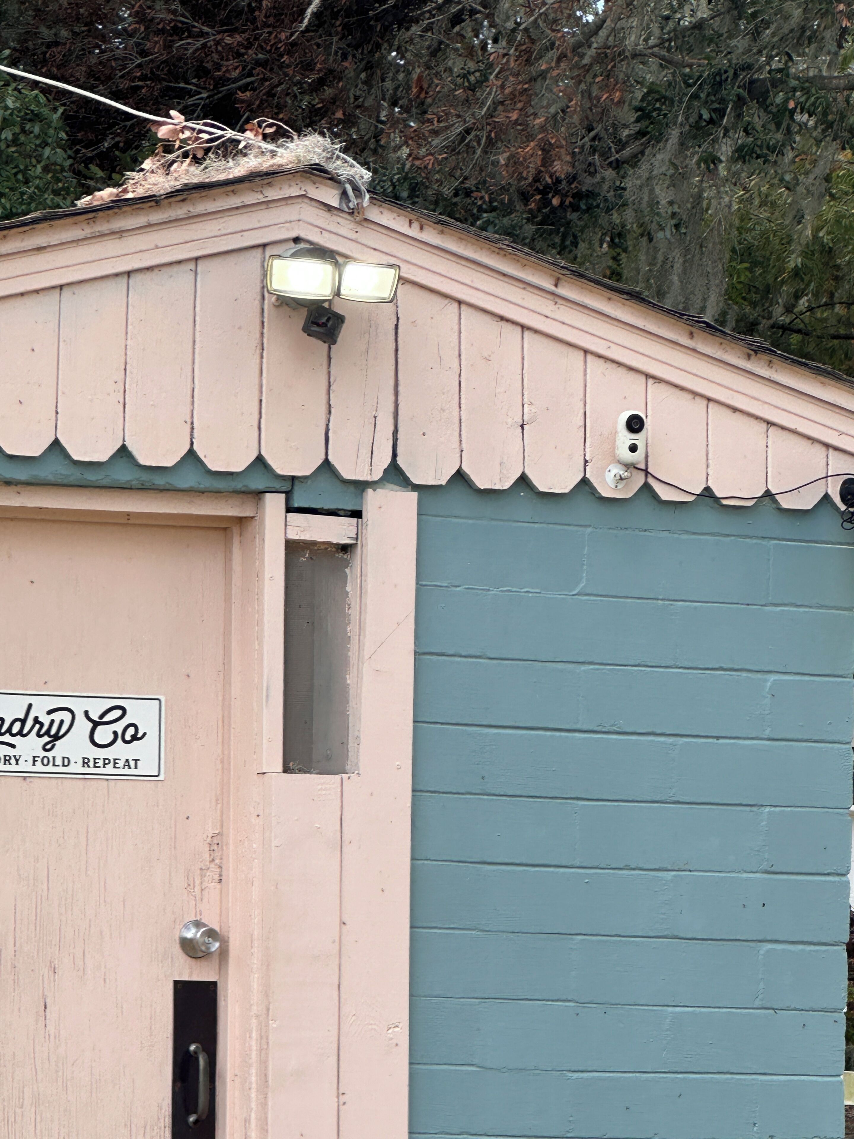Un bâtiment avec une porte rose et une enseigne sur laquelle on peut lire « Andry Co. ».