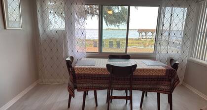Charming Lakefront 2-bedroom cottage with AC and boat dock in Fruitland Park