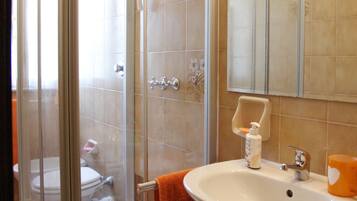 Dusche, Haartrockner, Bidet, Handtücher