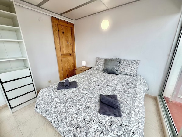Iron/ironing board, WiFi, bed sheets