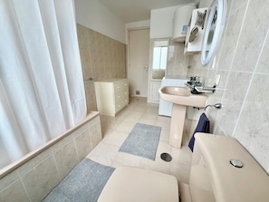 Hair dryer, towels, soap, toilet paper - Vrbo Property (Puerto de la Cruz)