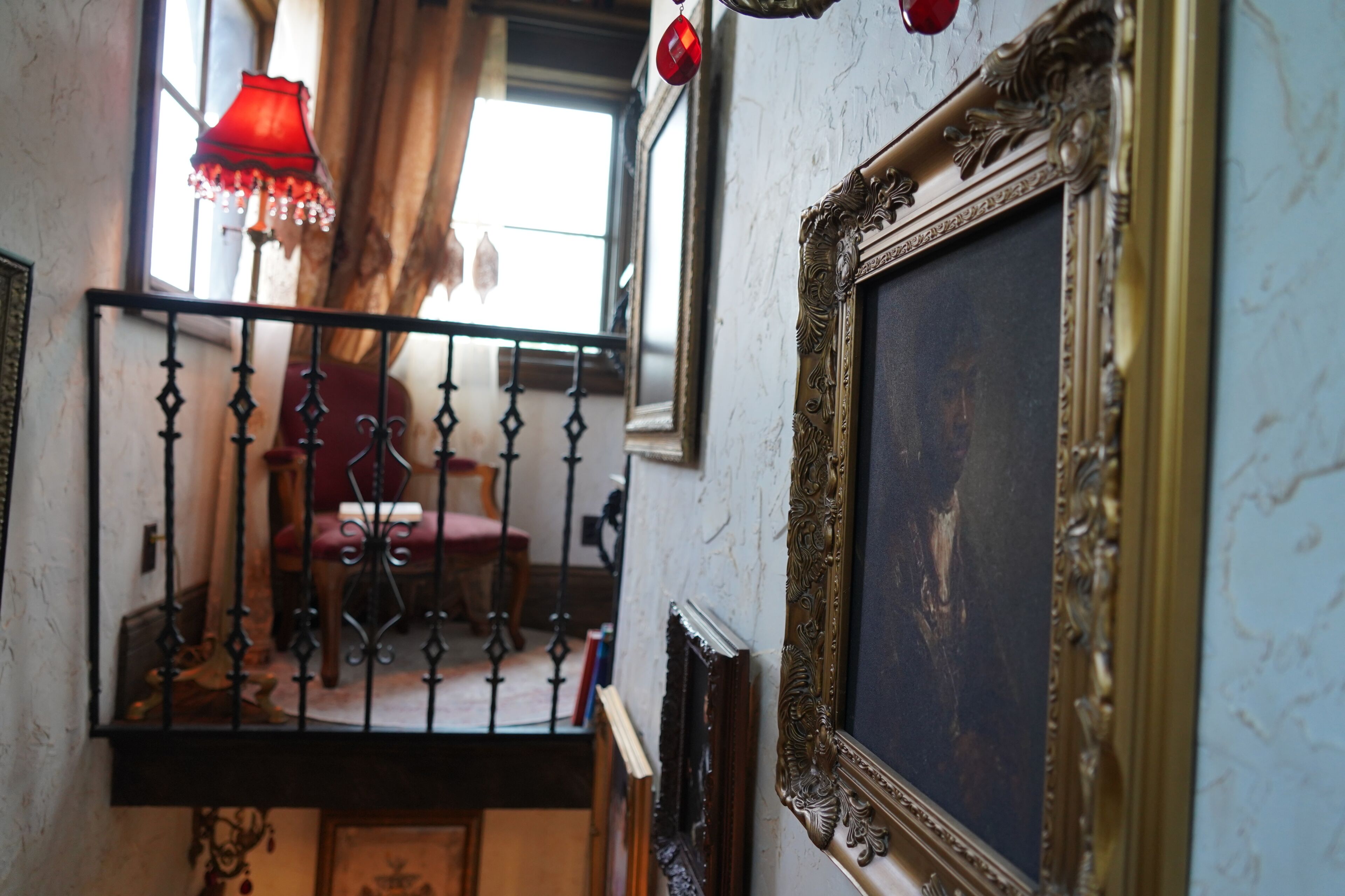 Una habitación con balcón, una silla y una mesa.