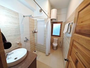 Deluxe-Doppel- oder -Zweibettzimmer, Balkon, Bergblick | Badezimmer | Hausschuhe