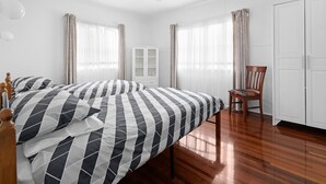 2 habitaciones, espacio para trabajar con laptop y ropa de cama 