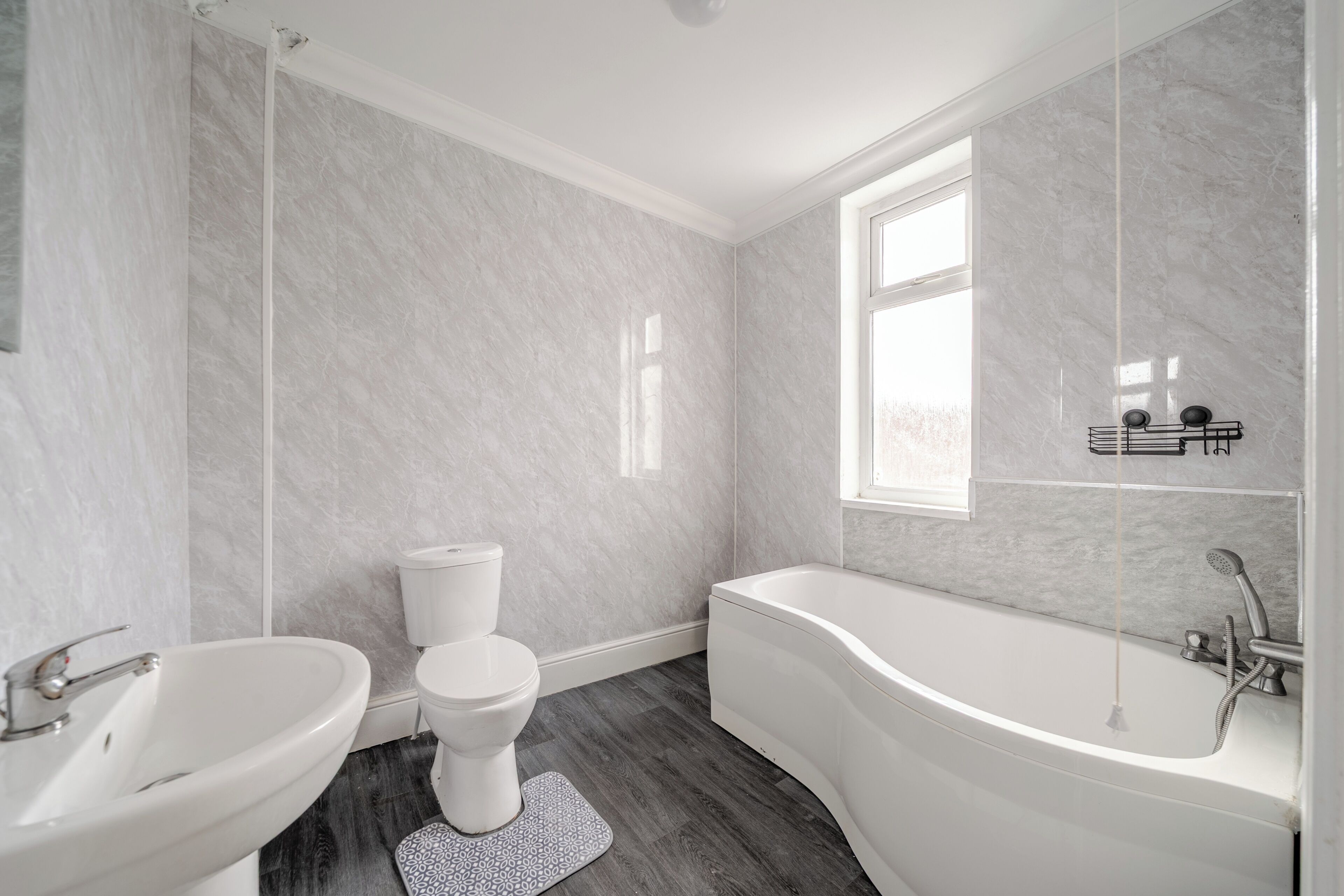 Combined shower/tub, deep soaking tub, towels