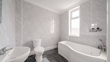 Combined shower/tub, deep soaking tub, towels