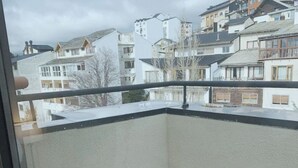 Ein Balkon mit Blick auf Wohnhäuser.