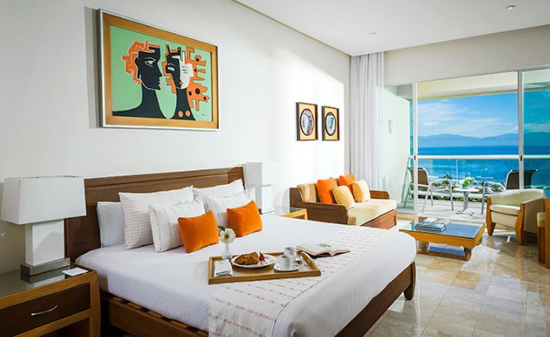 Suite Deluks, balkon, pemandangan kebun | Brankas, tirai kedap cahaya, dan Wi-Fi gratis