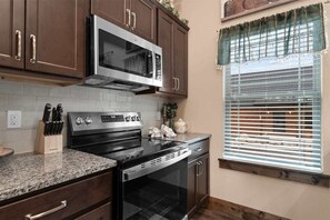Private kitchen - The Lazy Beaver Lodge Hot Tub (Hollister)