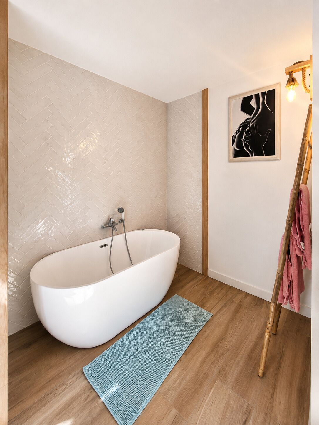 Douche, baignoire à jets, sèche-cheveux, serviettes fournies