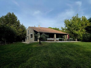 A stone house with a tiled roof, a covered patio, and a lawn. - Mas La Fontaine de Pernes, right on the banks of the Sorgue River, with a pool, sleeps 12, 6 bedrooms, 5 bathrooms (Pernes-les-Fontaines)