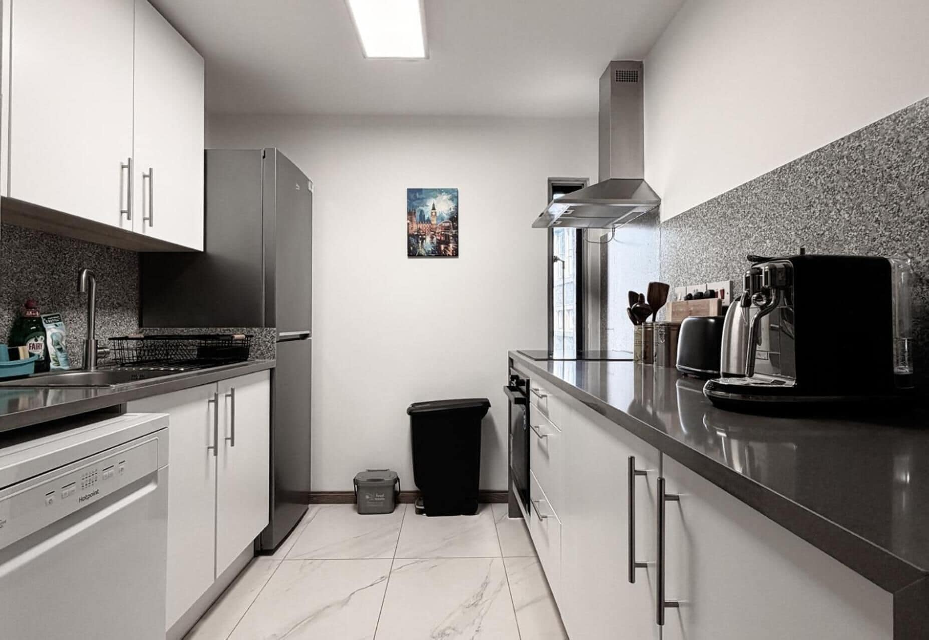 Frigorifero, microonde, forno, piano cottura