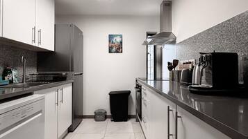 Frigorifero, microonde, forno, piano cottura