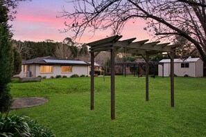 A residential property with a covered patio, a house, and a shed. - Casa Cypress, Home Near Bowral With Garden and BBQ (Bowral)