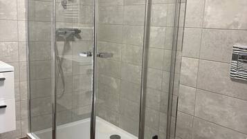 Dusche, Haartrockner, Handtücher, Seife