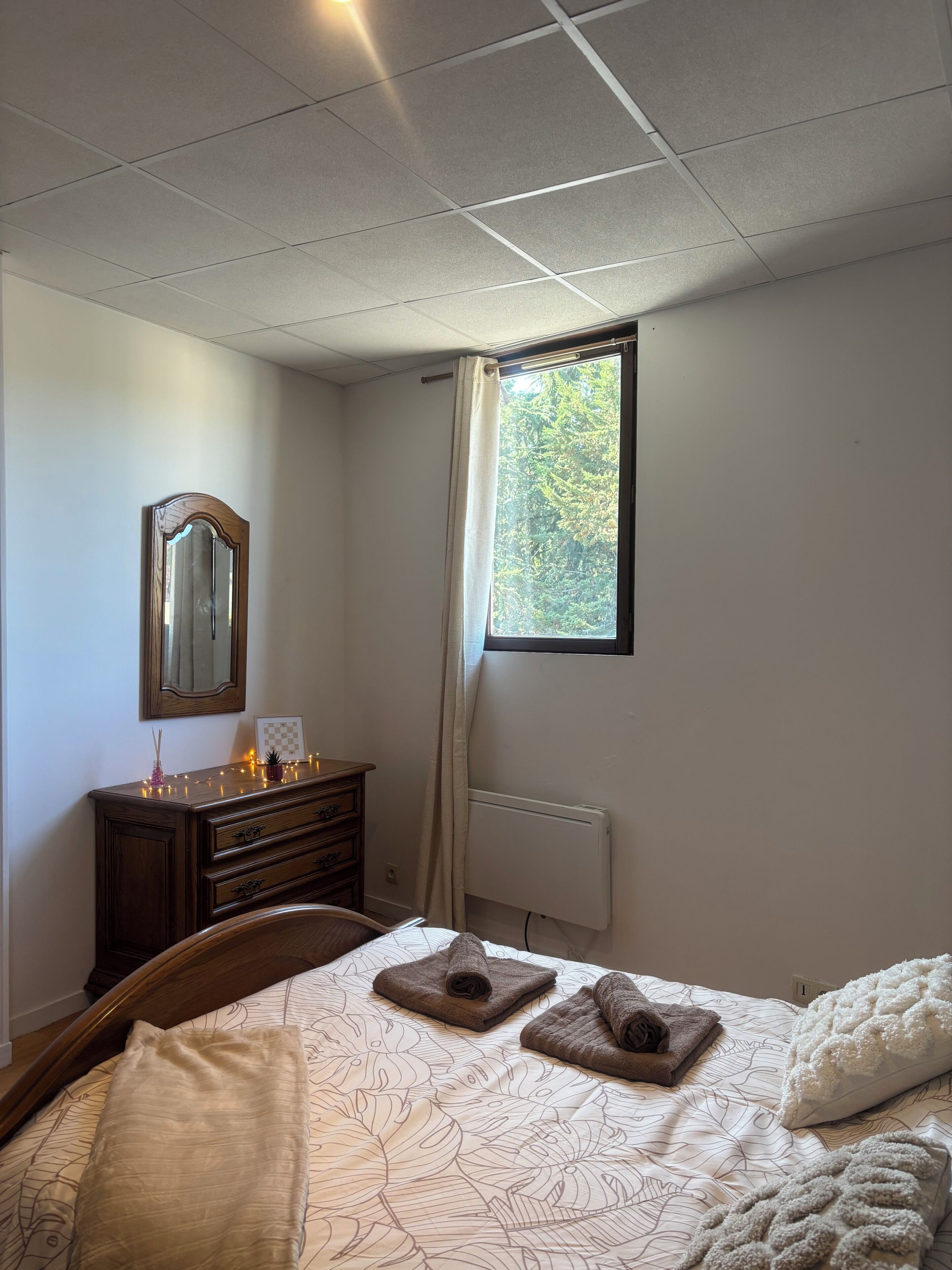 Iron/ironing board, bed sheets