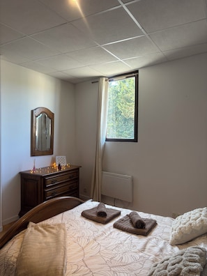 Iron/ironing board, bed sheets