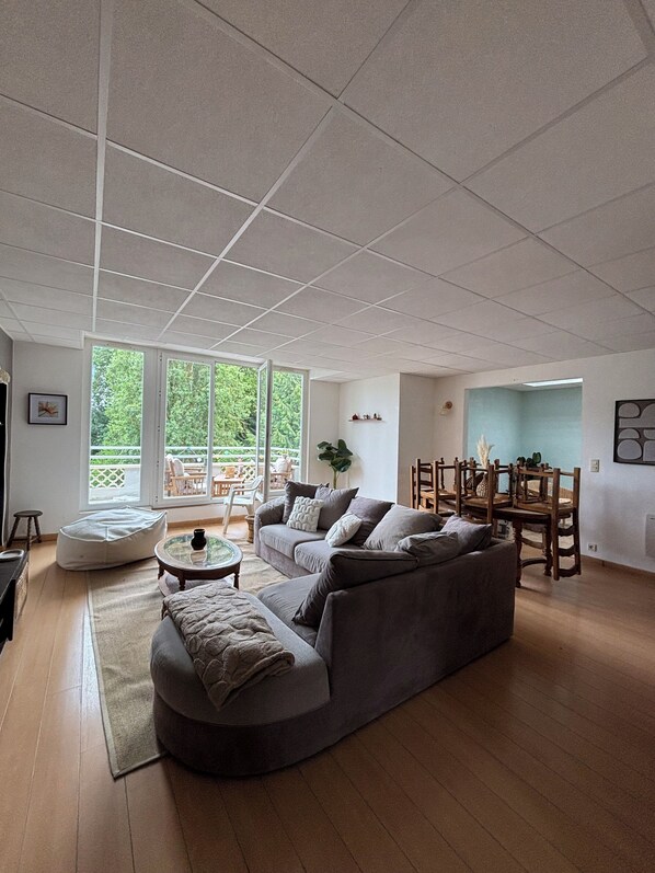 Living area - Vrbo Property (Pont-d'Ouilly)