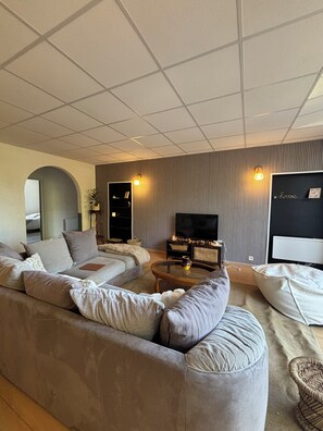 Living area - Vrbo Property (Pont-d'Ouilly)