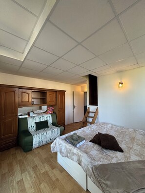 Room - Vrbo Property (Pont-d'Ouilly)