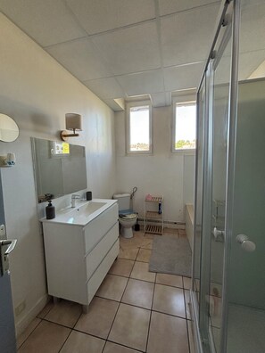 Bathroom - Vrbo Property (Pont-d'Ouilly)