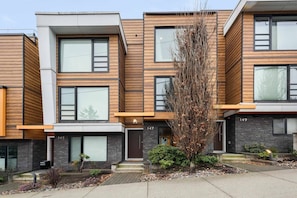Exterior - Elite Townhouse @ the Shipyards (North Vancouver)