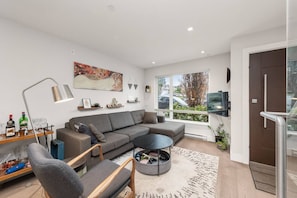 TV - Elite Townhouse @ the Shipyards (North Vancouver)