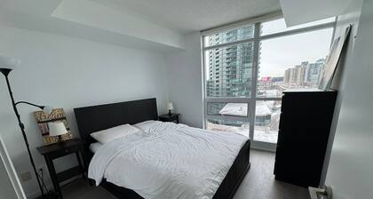 Stylish 1+1 Corner Suite - Steps to Lake & Downtown