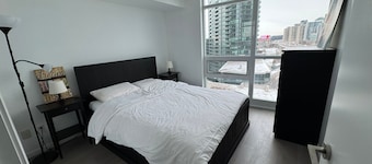 Stylish 1+1 Corner Suite - Steps to Lake & Downtown