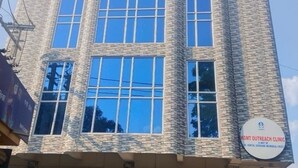 Rakennuksessa on kyltti, jossa lukee »SN.TOWER», ja toinen kyltti, jossa lukee »KGMT:n ulottuvuutta tukeva klinikka».