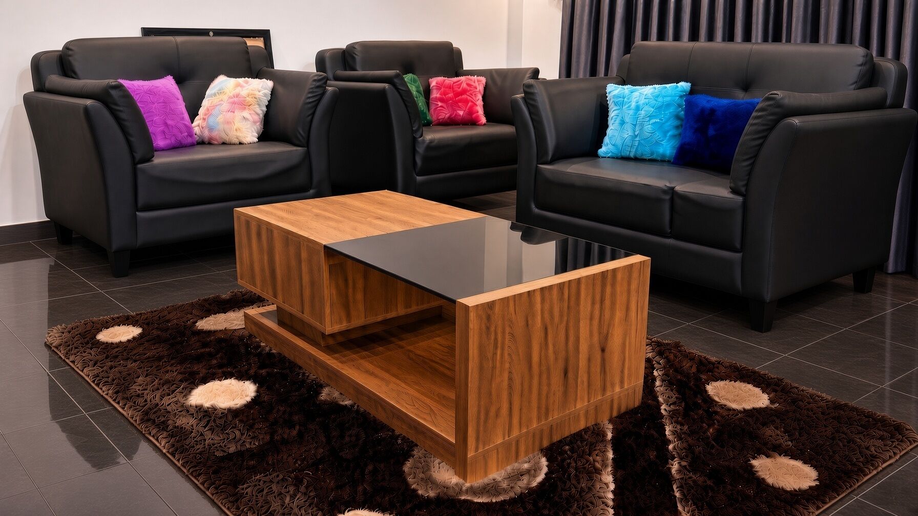 Een moderne woonkamer met twee zwarte leren banken, een houten salontafel en een vloerkleed met een patroon.