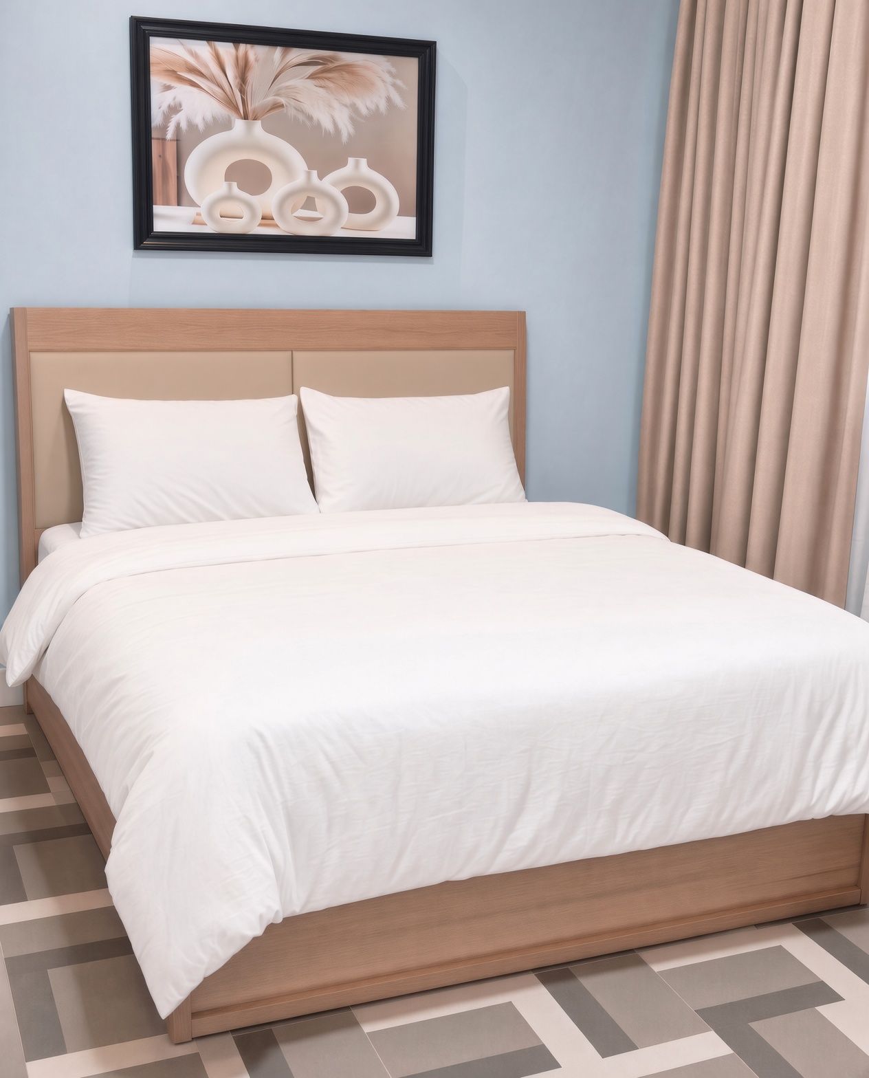 Een netjes opgemaakt bed met een houten hoofdbord, een ingelijst kunstwerk erboven en een vloer met een patroon.