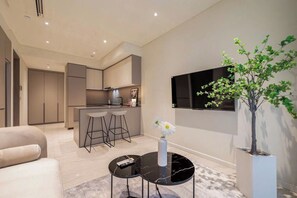 Um interior moderno com cozinha, sala de jantar e área de estar.