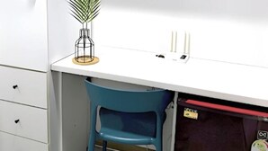 A white desk with a blue chair, a potted plant, and a candle holder. - 4-min Walk Sinsa Station PRIVATE STUDIO #Gangnam #Central #Clinic #Treatment (Seoul)