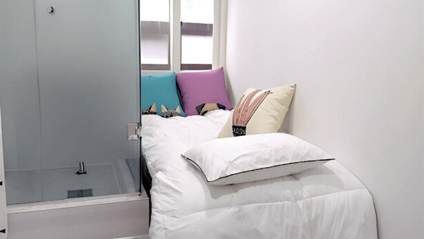 A bedroom with a bed, a window, and a glass shower enclosure. - 4-min Walk Sinsa Station PRIVATE STUDIO #Gangnam #Central #Clinic #Treatment (Seoul)