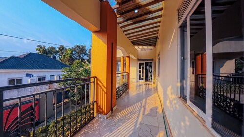 3BR villa in Wakiso with king bed, garden, wifi, dressing mirrors, power backup