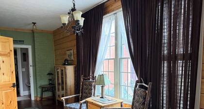 Cozy 1-bedroom Historic Farmhouse Near Notre Dame, Wine Country, and Orchards