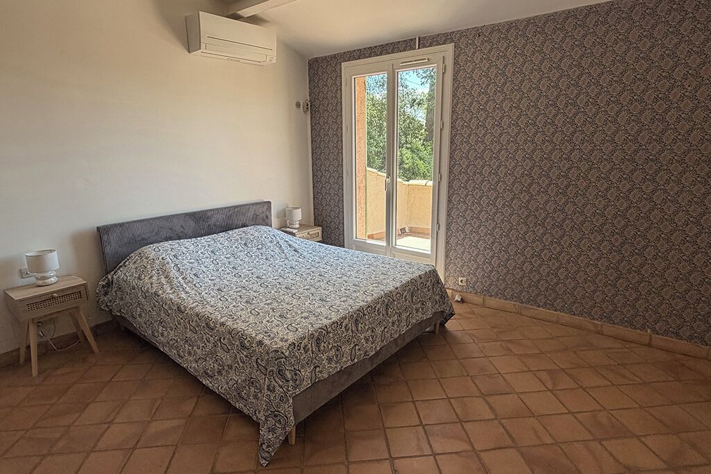 3 bedrooms, iron/ironing board, travel cot, WiFi