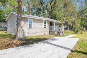 Unclassified image, 5 of 31, button - Quiet 3BR Near UF, Shands & Downtown, Sleeps 8 (Gainesville)