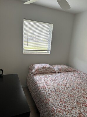 Bed sheets - Delightful 3-bedroom house with AC in Fort Myers (Fort Myers)