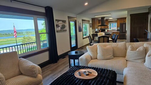 Mississippi River view. Duck Hunters Get away. 4 Bedroom, 5 bed - Sleeps 10.