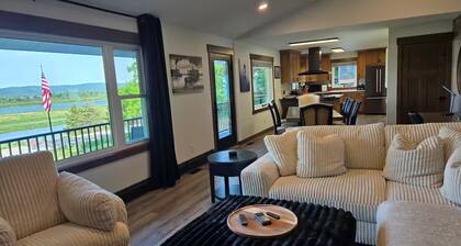 Mississippi River view. Duck Hunters Get away. 4 Bedroom, 5 bed - Sleeps 10.