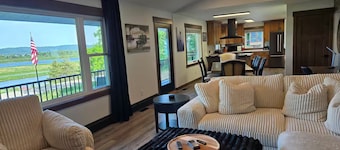 Mississippi River view. Duck Hunters Get away. 4 Bedroom, 5 bed - Sleeps 10.