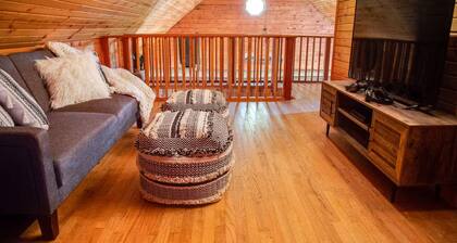 Cabin Sweet Cabin - 20 Acre Family Resort - Theater Room - Hot Tub - Arcade