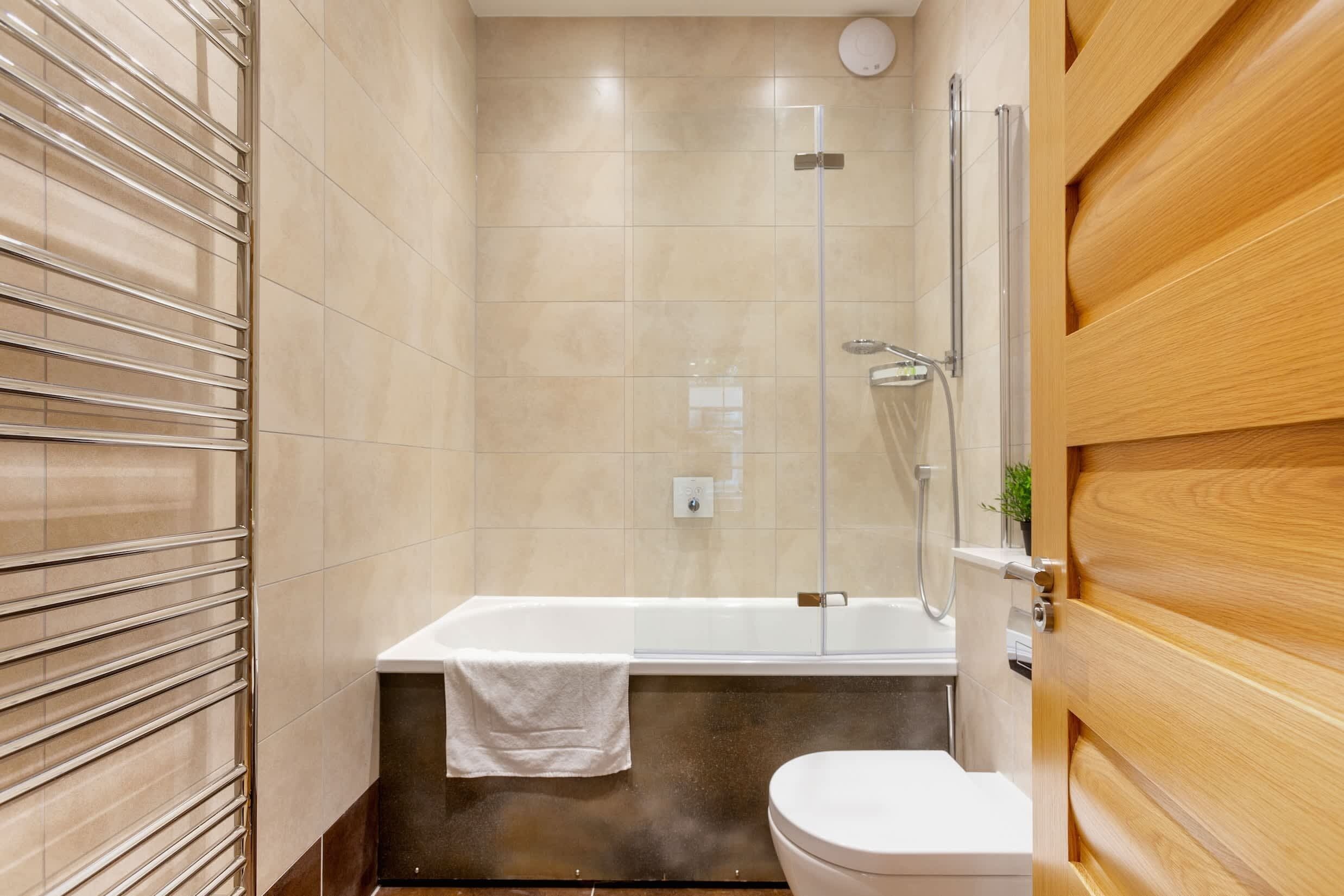 Ein Badezimmer mit Badewanne, Toilette und Dusche.