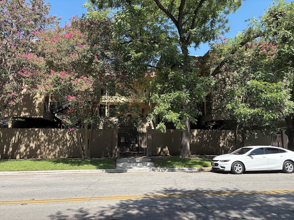 Property grounds - Condo near UT Austin, Capital. and freeways (Austin)